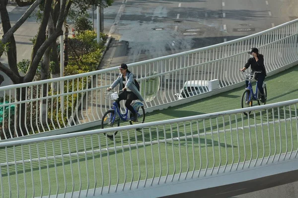 Ciclistas Montam Primeira Trilha Bicicleta Elevada China Construída Acima Solo — Fotografia de Stock