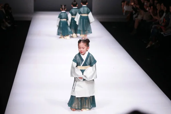 Modelo Exibe Uma Nova Criação Desfile Moda Amelie Wang Por — Fotografia de Stock