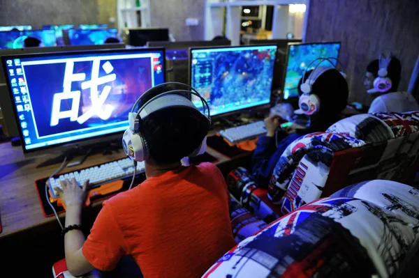 Les Jeunes Internautes Chinois Jouent Des Jeux Ligne Dans Cybercafé — Photo