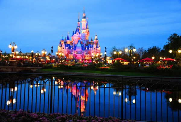 Vista File Night Del Castello Disney Illuminato Nello Shanghai Disneyland — Foto Stock