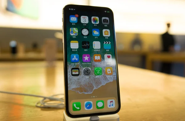 Smartfon Apple Iphone Jest Wyświetlany Sklepie Apple Store Dzielnicy Handlowej — Zdjęcie stockowe