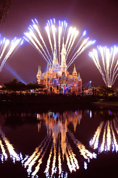 Fogos Artifício Explodem Sobre Castelo Disney Disneylândia Xangai Shanghai Disney — Fotografia de Stock