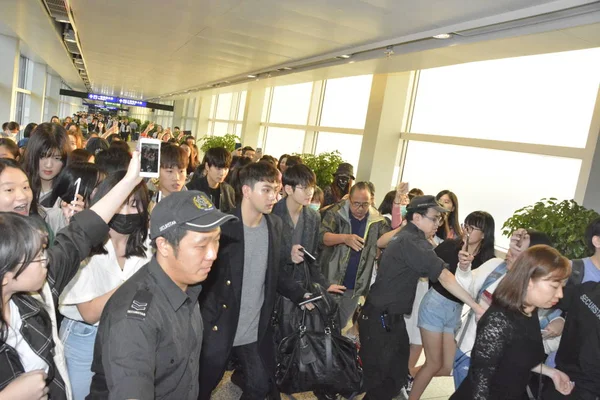韩国男孩团体 Est 的成员在抵达中国香港香港国际机场时 周围都是疯狂的中国球迷 — 图库照片