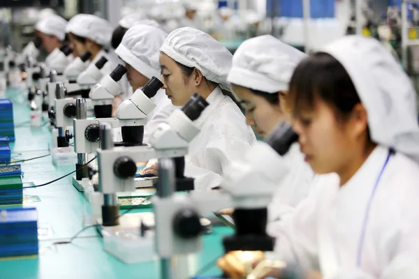 2017년 안후이성 화이베이시의 공장에서 중국인 노동자들이 라인에서 휴대전화 부품을 생산하고 — 스톡 사진