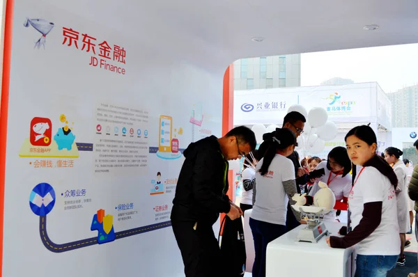 File Pessoas Visitam Estande Finance Varejista Online Chinês Com Durante — Fotografia de Stock