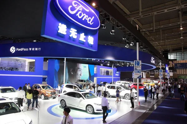 Lidé Navštíví Stánek Forda Během Automatické Show Nanjing City Východní — Stock fotografie