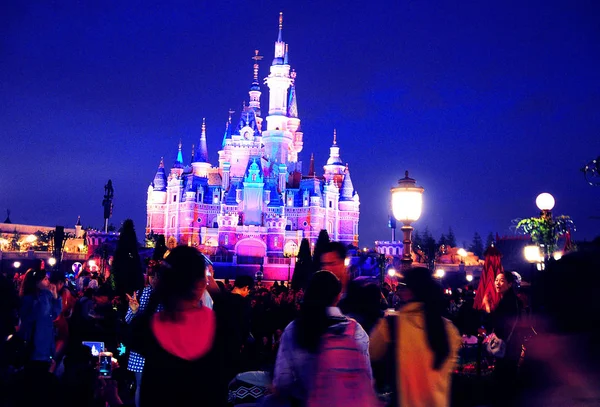 Visitantes Olham Para Iluminado Castelo Disney Disneylândia Xangai Shanghai Disney — Fotografia de Stock