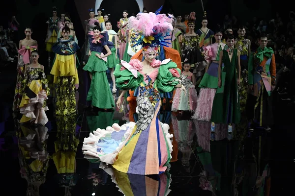 Modellen Weer Nieuwe Creaties Fashion Show Van Creatieve Rongchang Gras — Stockfoto