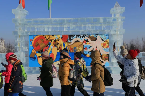 Visitors Walk Graffiti Ice Wall Joy City Snow World Hulan — Stock Photo, Image