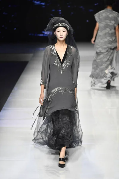 モデルは 2017 北京で中国ロンドンファッションウィークの春 2018 年の間に Lkemi ファッション委員会 詩人発表ファッションショーで新しい創造を表示します — ストック写真