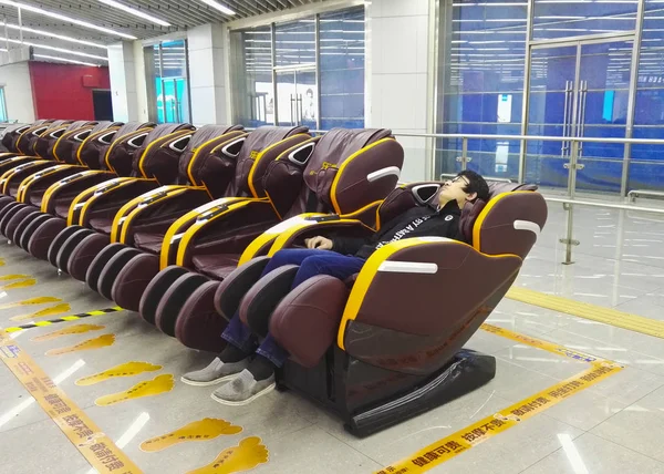 Delade Massagefåtöljer Uppradade Dongzhimen Metro Station Peking Kina November 2017 — Stockfoto