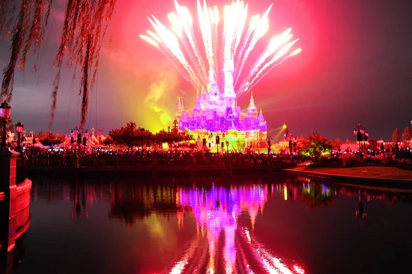 Fogos Artifício Explodem Sobre Castelo Disney Disneylândia Xangai Shanghai Disney — Fotografia de Stock