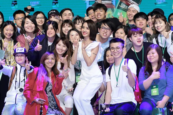 Taiwan Out Taiwanese Singer Jolin Tsai Center Poses Photos Fans — Stock Photo, Image