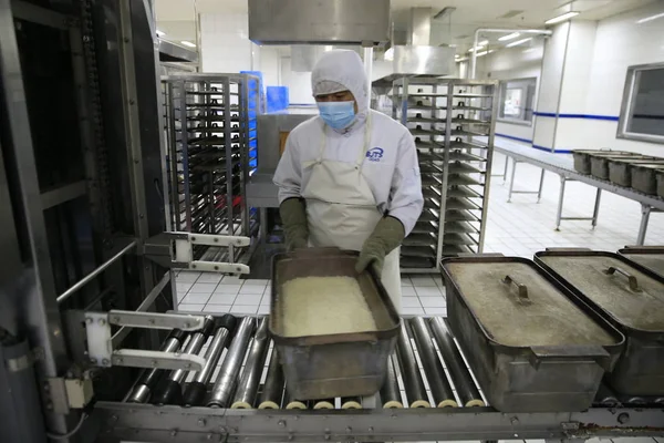 Китайский Рабочий Готовит Рис Производственной Линии Заводе Переработке Пищевых Продуктов — стоковое фото
