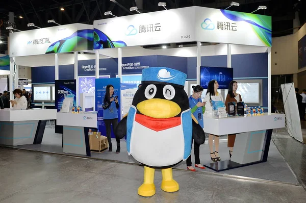 File People Visita Stand Tencent Conferencia Socios Globales Tencent 2017 —  Fotos de Stock