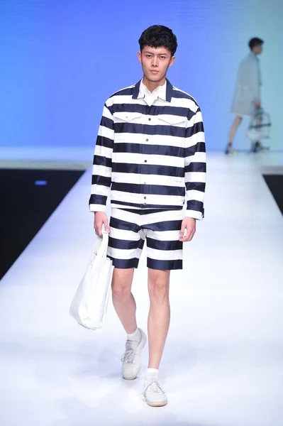 Модель Демонстрирует Новое Творение Показе Моды Союза Моды Шанг Куньюань — стоковое фото