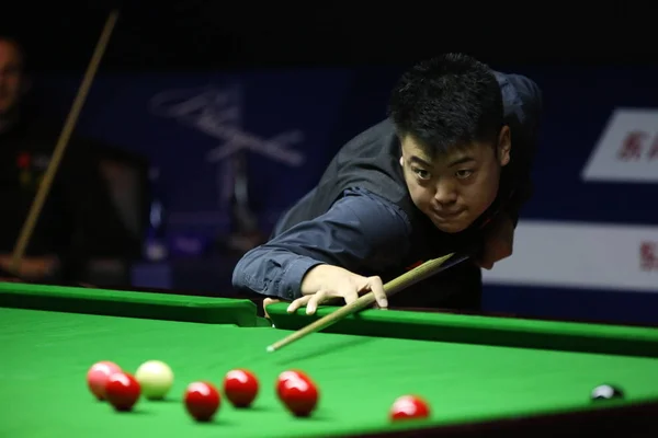 Liang Wenbo China Joga Tiro Para David Gilbert Inglaterra Sua — Fotografia de Stock