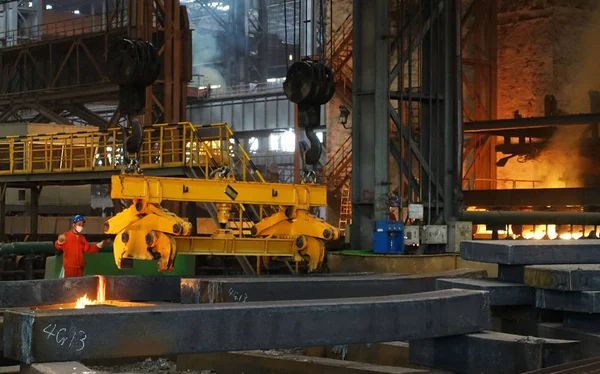 Ein Kran Hebt Stahlprodukte Einem Werk Der Dongbei Special Steel — Stockfoto