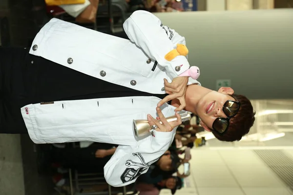 Южнокорейский Певец Актёр Чжун Позирует Фанатам После Прибытия Гонконгский Международный — стоковое фото
