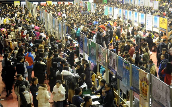 File Chinês Graduados Multidão Cabines Para Procurar Empregos Durante Uma — Fotografia de Stock