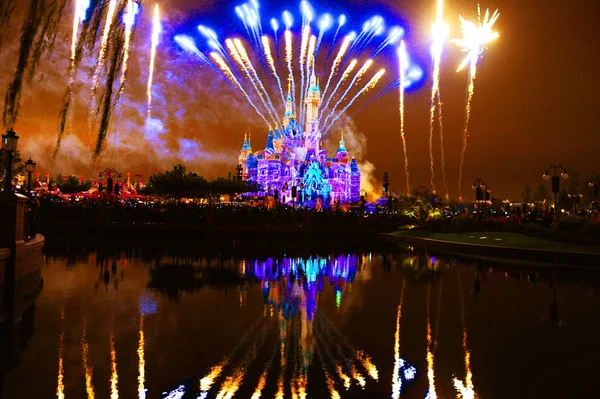 Fogos Artifício Explodem Sobre Castelo Disney Disneylândia Xangai Shanghai Disney — Fotografia de Stock