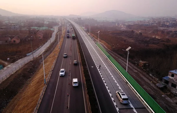 Ein Fahrzeug Fährt Auf Den Transparenten Und Gewichtsführenden Sonnenkollektoren Der — Stockfoto