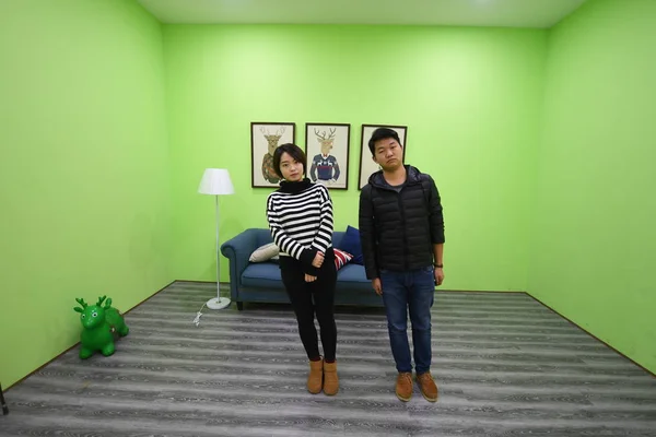 2017년 18일 후난성 창사시의 중력을 무시하는 아파트의 전시실에서 방문객들이 이례적으로 — 스톡 사진