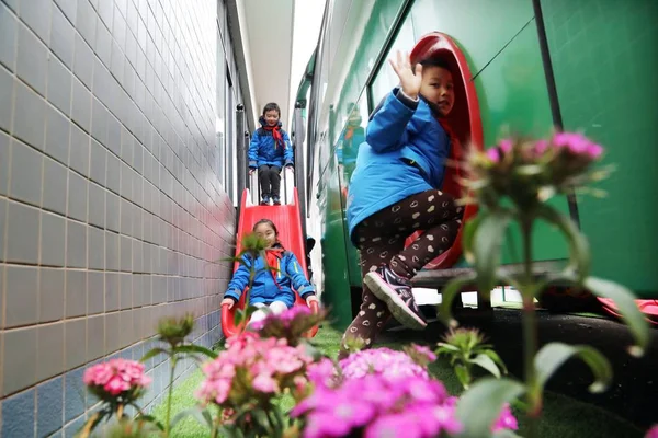 Ученики Развлекаются Библиотечном Автобусе Начальной Школе Нанкинского Чжиюаня Городе Нанкин — стоковое фото
