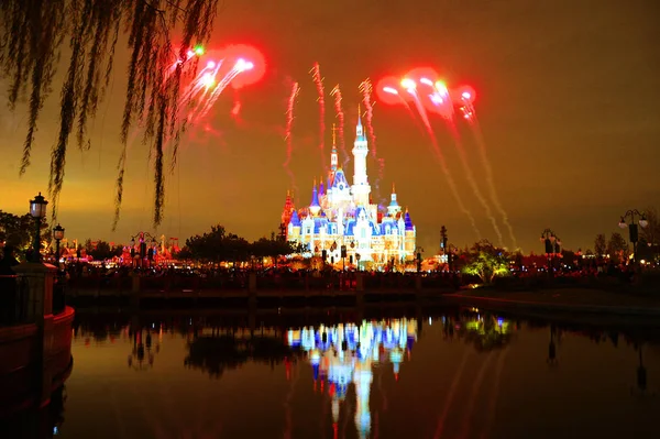 Fireworks Explode Disney Castle Shanghai Disneyland Shanghai Disney Resort Pudong — Stock Photo, Image