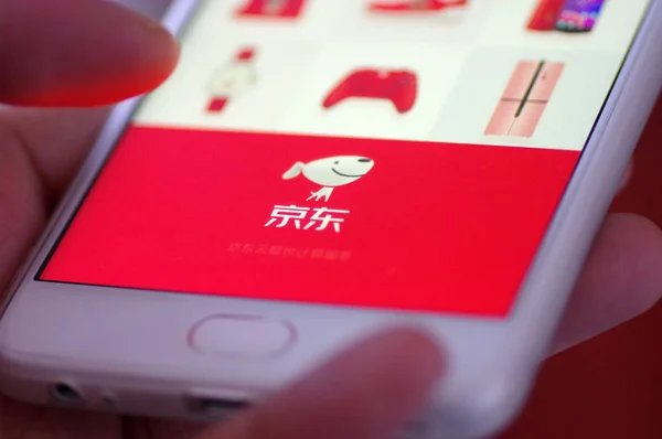 Místní Rezident Používá Aplikaci Čínských Prodejců Online Com Jeho Smartphone — Stock fotografie