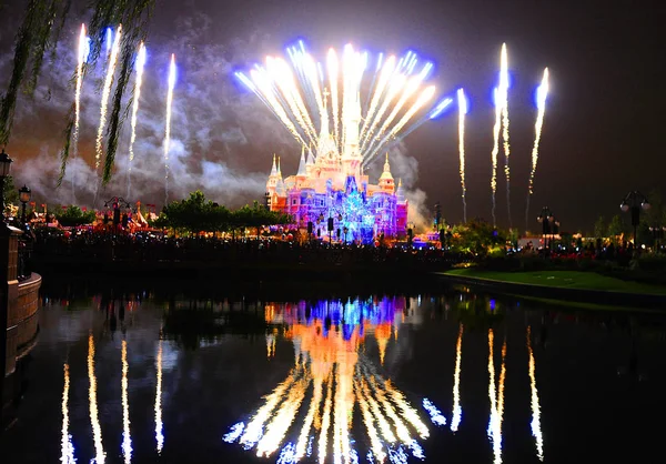 Фейерверк Взорвался Над Диснеевским Замком Шанхайском Диснейленде Shanghai Disney Resort — стоковое фото