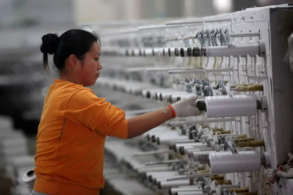 Une Travailleuse Chinoise Manipule Fil Nylon Pour Des Sacs Tissés — Photo