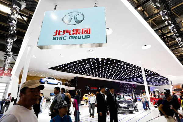 Pessoas Visitam Estande Baic Group Durante 14Th Beijing International Automotive — Fotografia de Stock