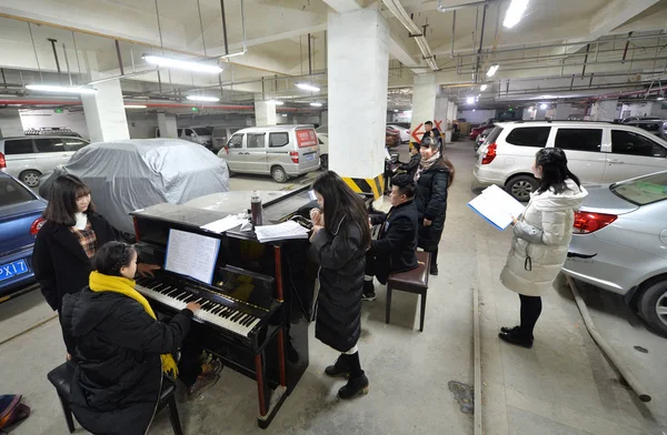 成都市 中国南西部の四川省 2017 日に市場の地下駐車場でピアノ試験の音楽学生の練習 — ストック写真