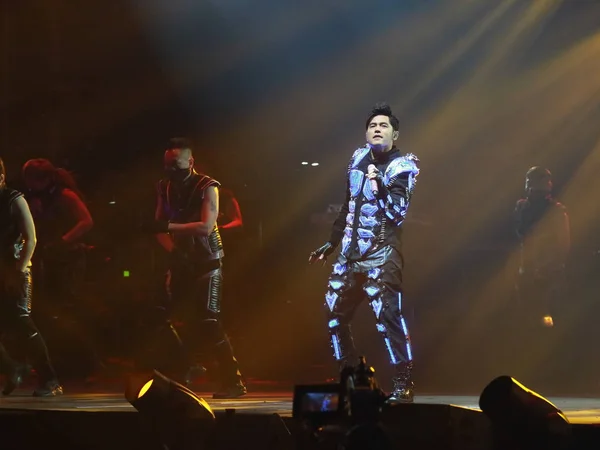 Taiwanesischer Sänger Jay Chou Steht Vor Allen Tänzern Bei Einem — Stockfoto