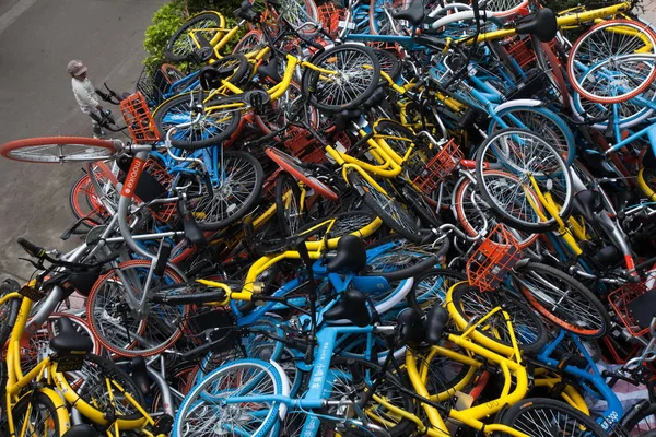 Bicicletas Quebradas Serviços Chineses Compartilhamento Bicicletas Mobike Laranja Ofo Amarelo — Fotografia de Stock