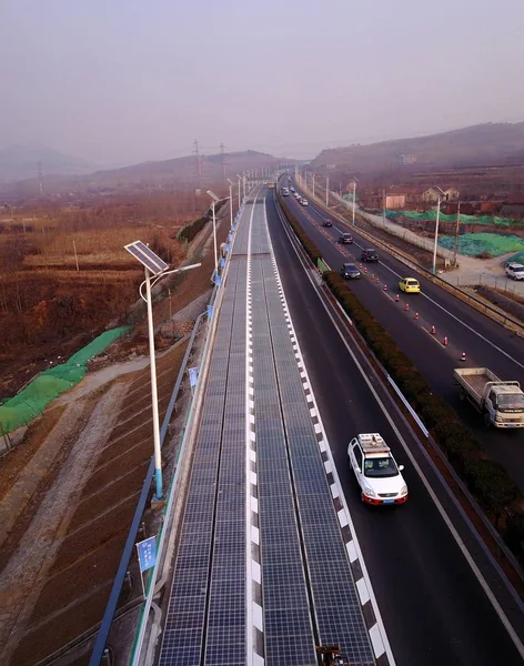 2017 日中国東部の山東省済南市でテストするため世界の最初太陽光発電高速道路の透明性と荷重太陽電池パネルの空撮 — ストック写真