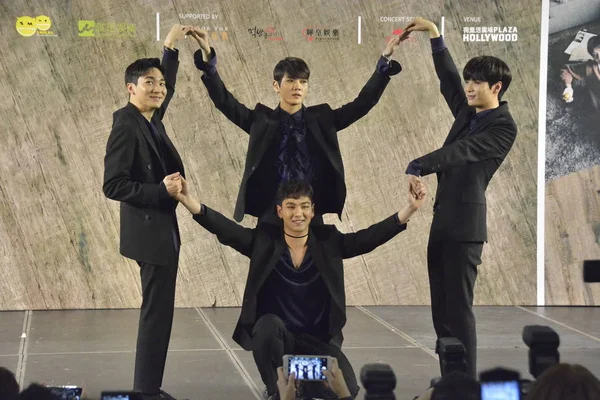 Die Mitglieder Der Südkoreanischen Boygroup Est Nehmen Einem Fan Meeting — Stockfoto