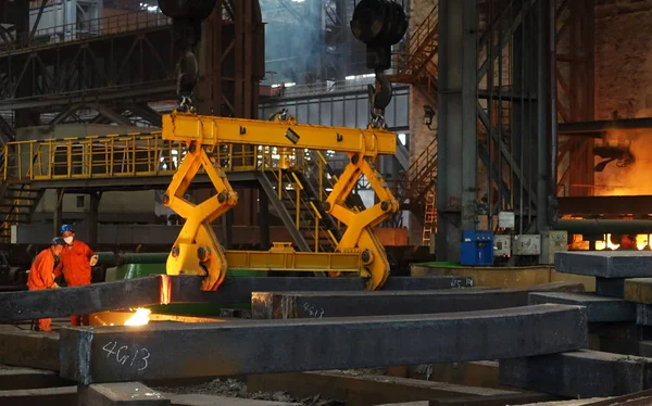 Guindaste Levanta Produtos Siderúrgicos Uma Fábrica Dongbei Special Steel Group — Fotografia de Stock