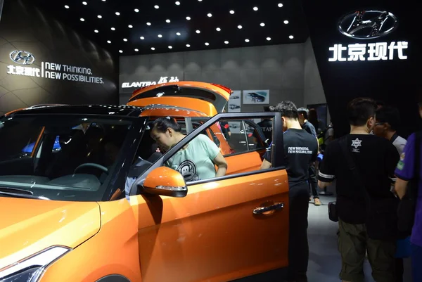 File Gente Visita Stand Hyundai Durante Una Exhibición Automóviles Ciudad — Foto de Stock