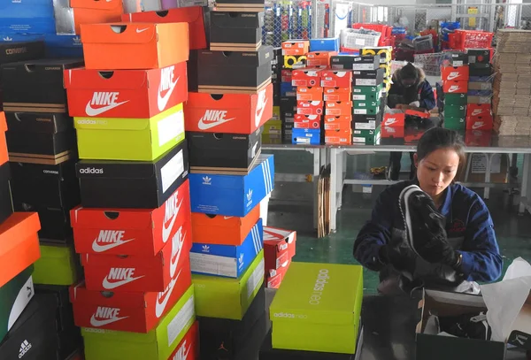 Çinli Bir Işçi Lianyungang Kentinde Bir Depoda Alibaba Grubunun Yaklaşan — Stok fotoğraf