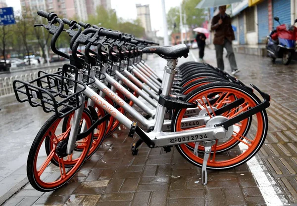 Ein Fußgänger Geht Fahrrädern Des Chinesischen Fahrradverleihdienstes Mobike Vorbei Die — Stockfoto