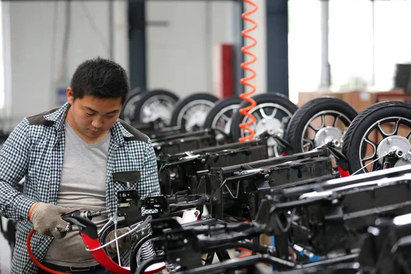 中国人労働者中国東部の江蘇省 2016 日安市の工場で電動自転車を組み立てます — ストック写真