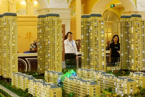 2017年9月26日 在中国东部江苏省淮安市举行的房地产博览会上 中国购房者研究了一个住宅物业项目的住房模型 — 图库照片