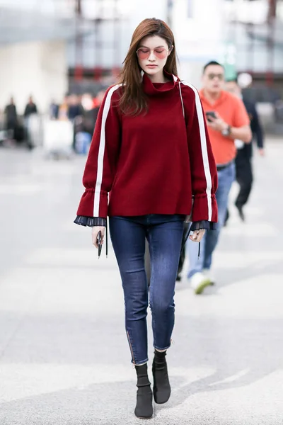 Chinese Model Sui Pictured Beijing Capital International Airport Beijing China — Stock Photo, Image