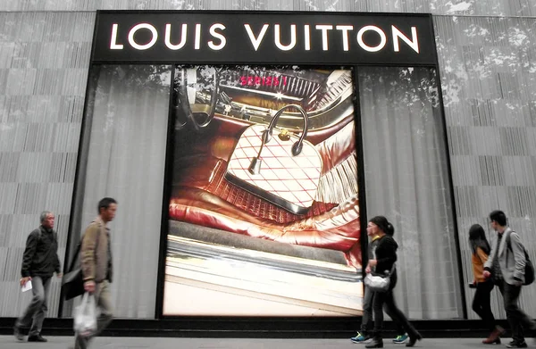 Fußgänger Gehen Einer Boutique Der Luxusmarke Louis Vuitton Der Stadt — Stockfoto