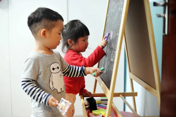 File Niño Chino Hermana Menor Dibujan Con Tiza Una Pizarra — Foto de Stock