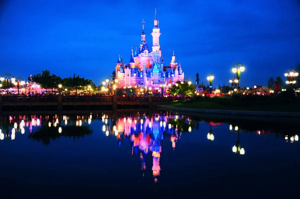 File Night View Illuminated Disney Castle Shanghai Disneyland Shanghai Disney — стоковое фото