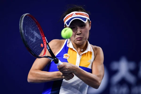 Peng Shuai Της Κίνας Επιστρέφει Έναν Πυροβολισμό Στην Ελένα Βέσνινα — Φωτογραφία Αρχείου