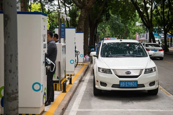 Byd Elbil Väntar Att Laddas Kinas Första Vägkanten Parkering Med — Stockfoto